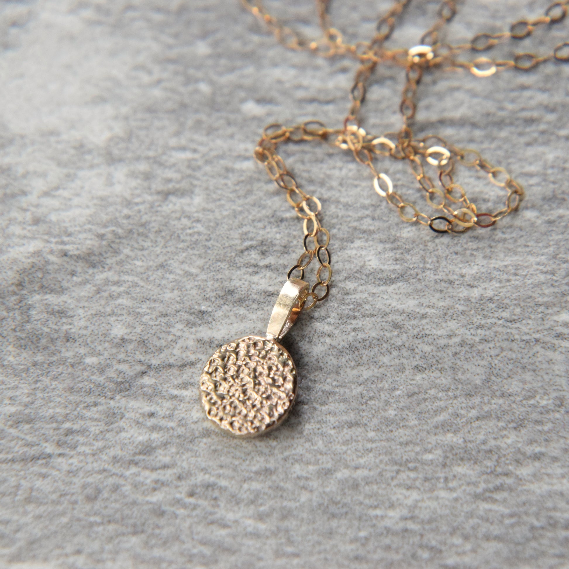 9ct Gold Textured Pebble Pendant - Paisley Pins