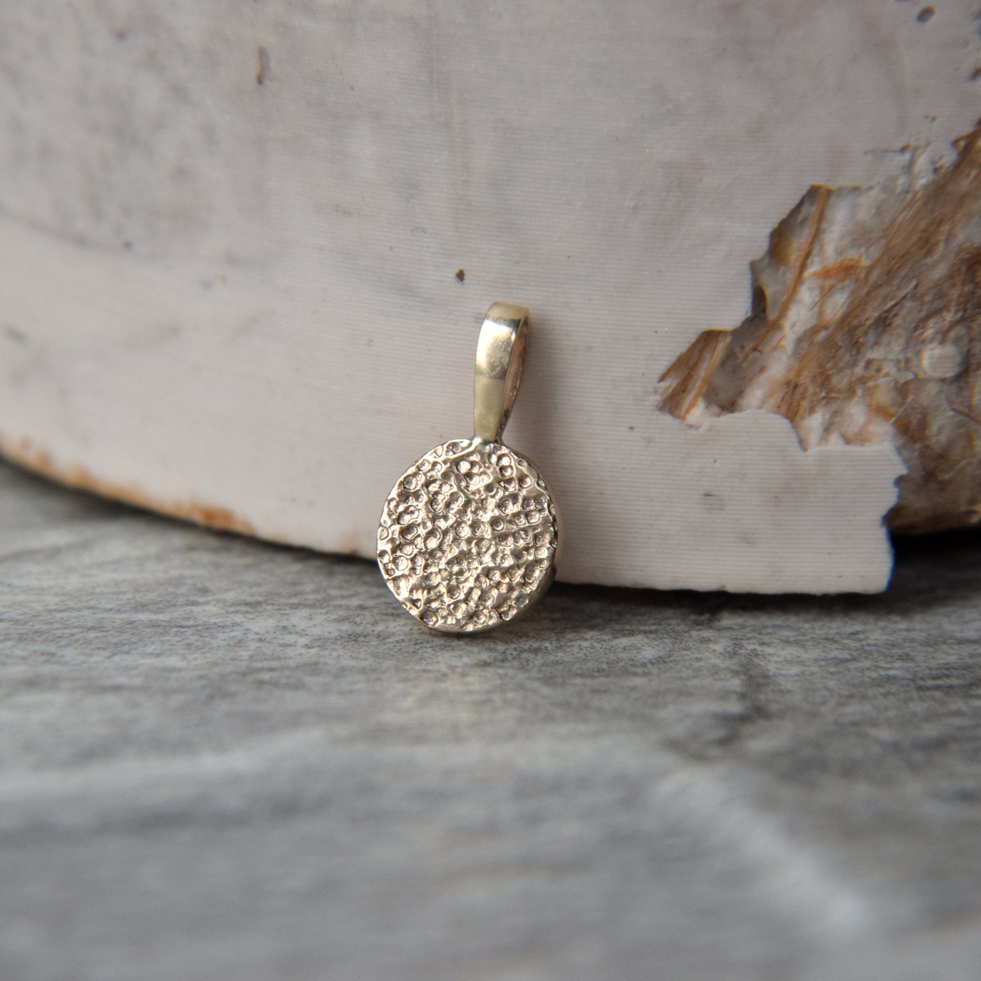 9ct Gold Textured Pebble Pendant - Paisley Pins